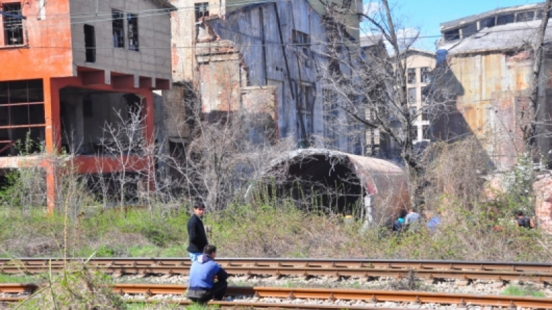 Роми опустошават стари заводи в Перник 