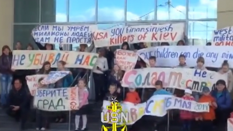 Деца на митинг в Славянск: &quot;Ако ние умрем, милиони хора няма да ви простят!&quot; (ВИДЕО)