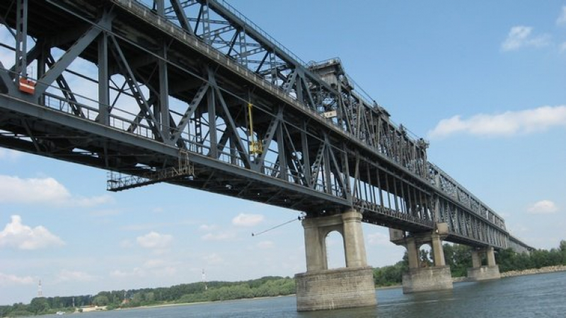 Пускат ежедневно влакове по Дунав мост 2
