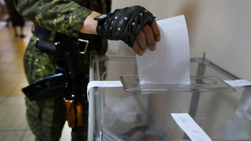 Киевски сайт: Мъже с автомати карат насила работници да гласуват на референдума в Авдеевка 
