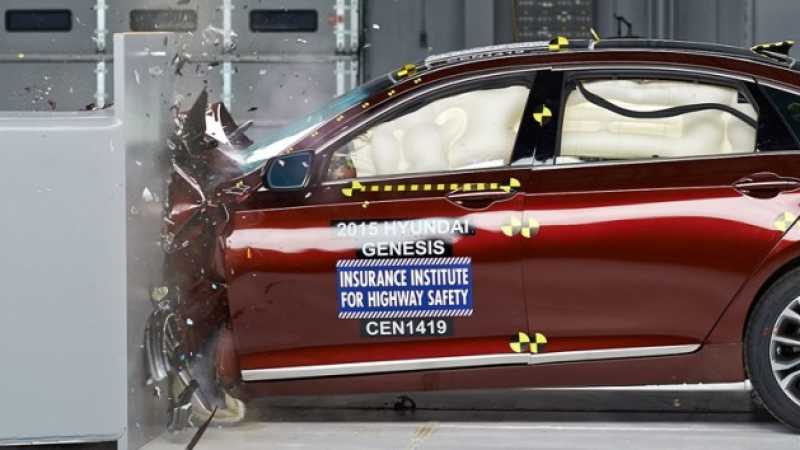 Краш тест: Най-висока оценка за Hyundai Genesis (ВИДЕО)