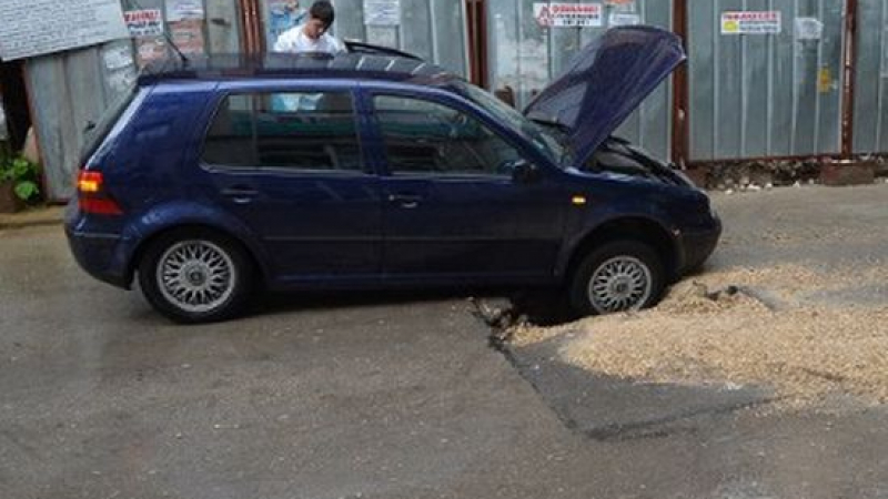 Кола в нарушение пропадна в трап във Варна (СНИМКИ)