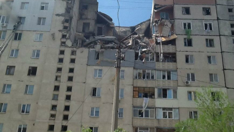 Ад в Николаев: Изпод руините във взривения блок се чуват писъци!