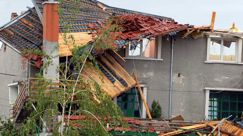 Торнадо и в Горни Дъбник – 100 къщи с повредени покриви 