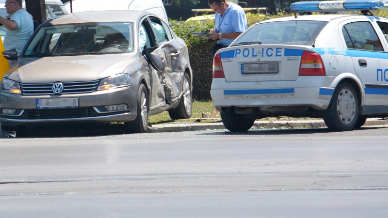 Шофьор на един месец отнесе пешеходец и четири коли в Разград 