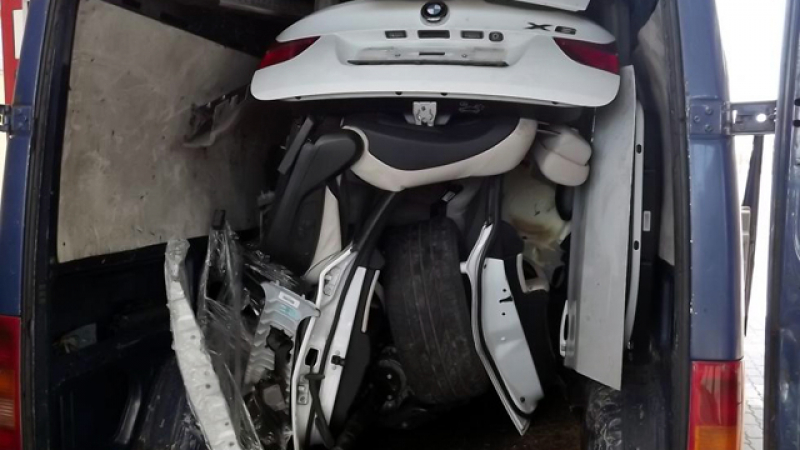 Румънец вози крадено BMW X6 в бус (СНИМКИ)