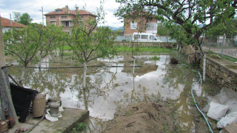Свещеник пострада от наводнението в Карлово (СНИМКИ)