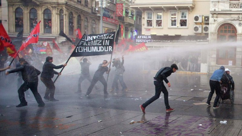 Кански скандал в Турция: Съветник на Ердоган рита демонстрант