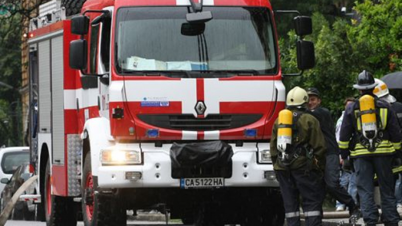 28 наши пожарникари и спасители ще помагат на наводнена Сърбия