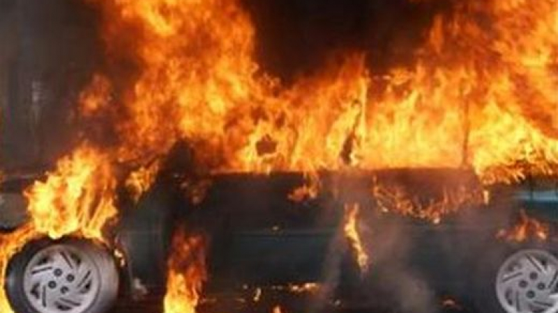 Мерцедес пламна пред блок в Асеновград 