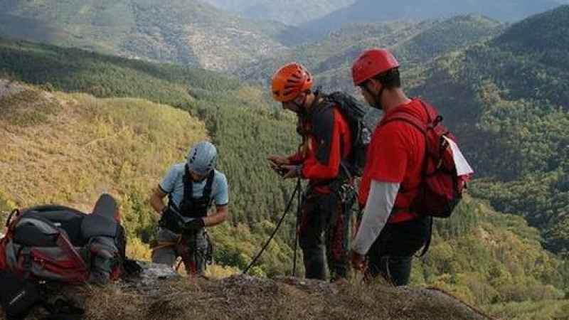 Спасителна акция под връх Ботев, трима младежи са в неизвестност