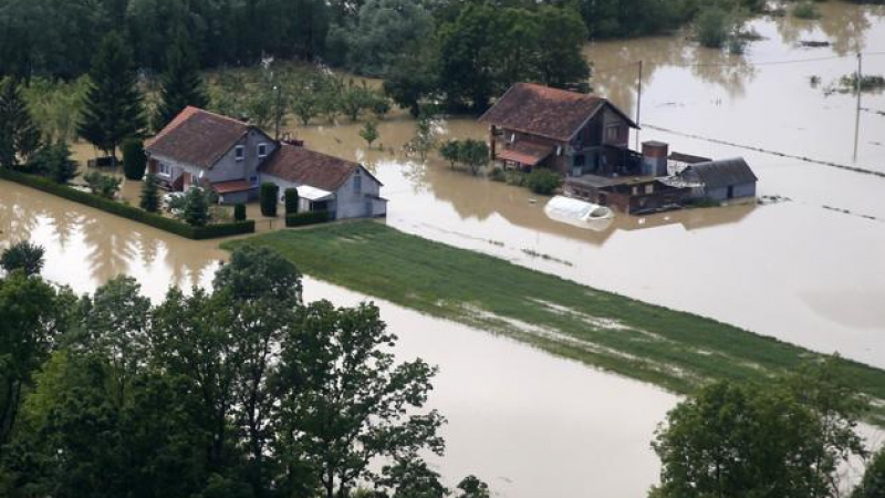 Наводнението в Сърбия застрашава най-голямата ВЕЦ в страната