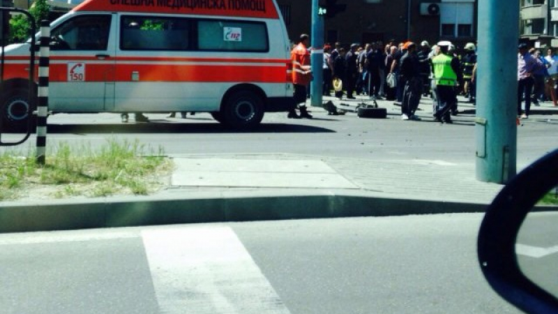 Две коли се забиха в спирка и я срутиха на оживено място в Пловдив (СНИМКИ)