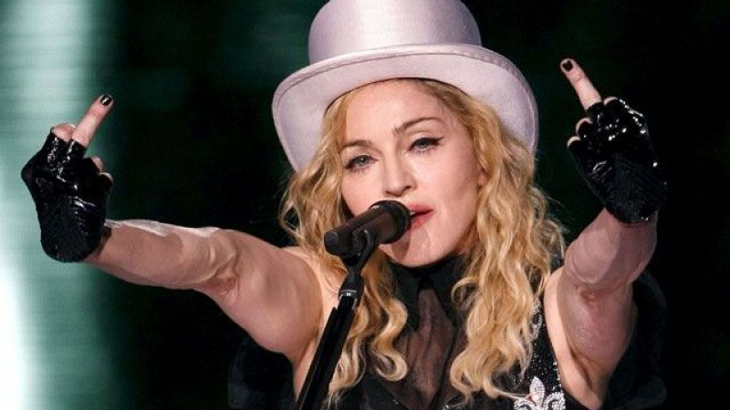 Мадона показа среден пръст на Путин заради инвазията в Украйна ВИДЕО 