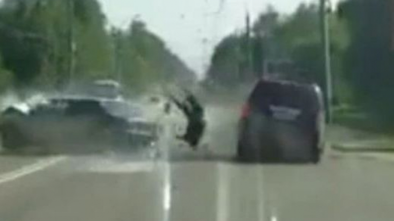 Шофьор на тунингована „Лада“ се удари със 140 км/ч и оцеля (ВИДЕО)