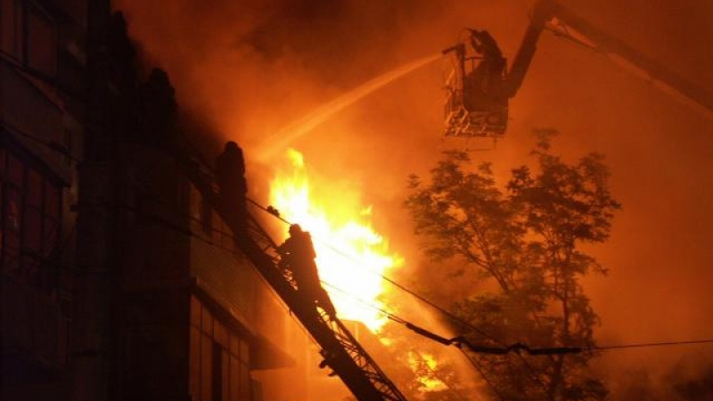 Първо в БЛИЦ: Огнен ад в среднощна София, подпалиха блок и автомобили