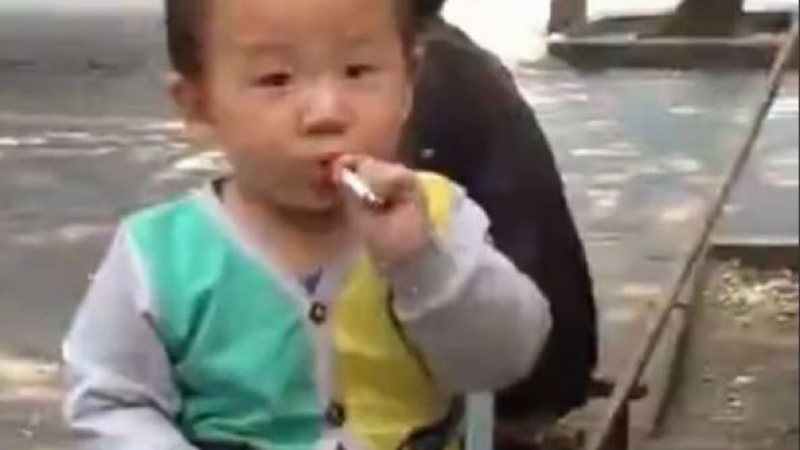 Много смешно: Минувачи се радват на 2-годишно, пушещо цигара (ВИДЕО)