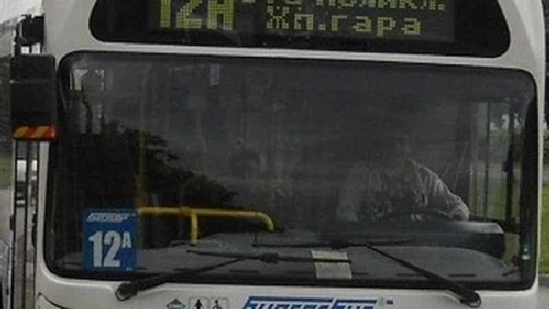 Кола засече градски автобус, пътник счупи стъкло с главата си