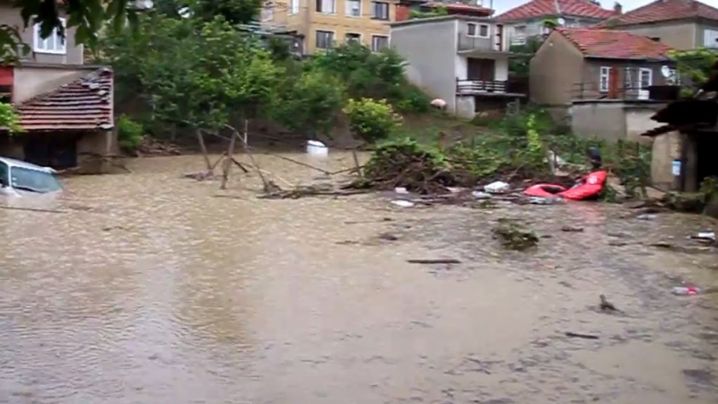 Потоп и в Килифарево, евакуират хората от покривите на къщите (ВИДЕО)