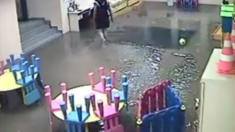 Потопът заля детска градина във Варна за минути (ВИДЕО)
