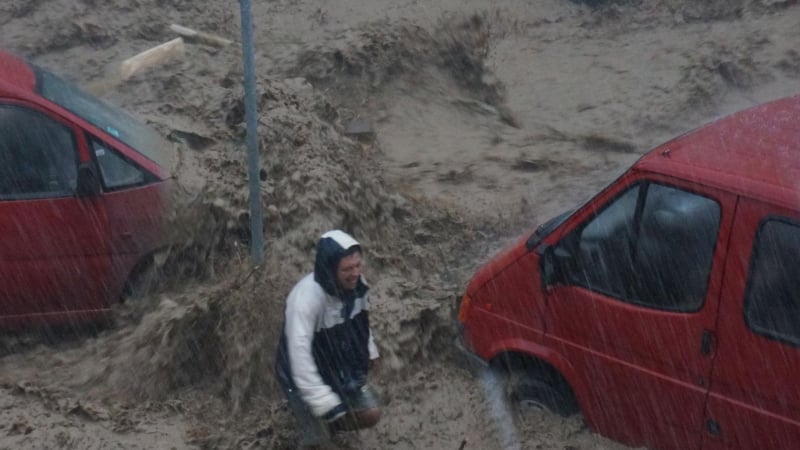 Хора плачат пред БЛИЦ за изчезнали и удавени свои близки от потопа