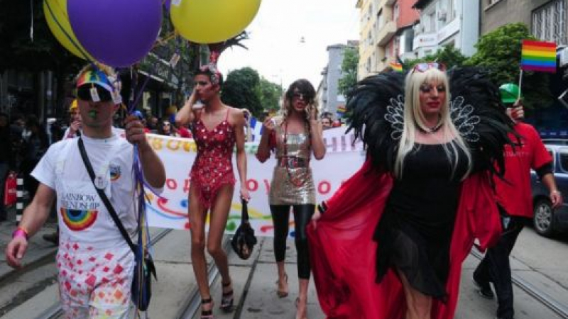В съпричастност с трагедията във Варна отлагат гей парада