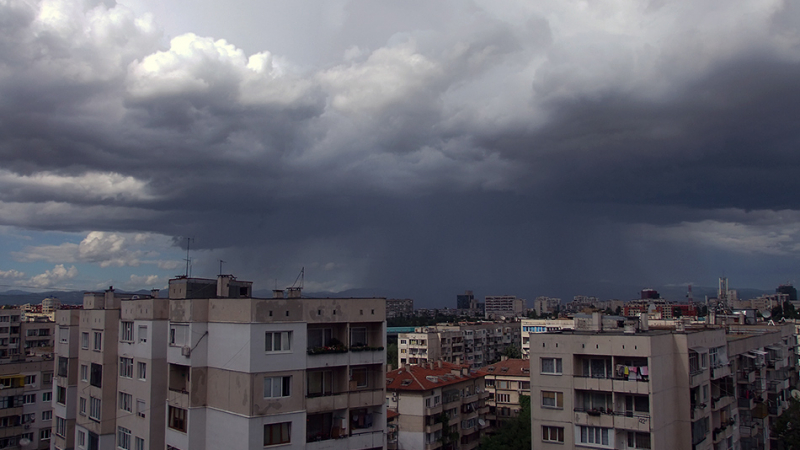 Страшна буря се извива над София