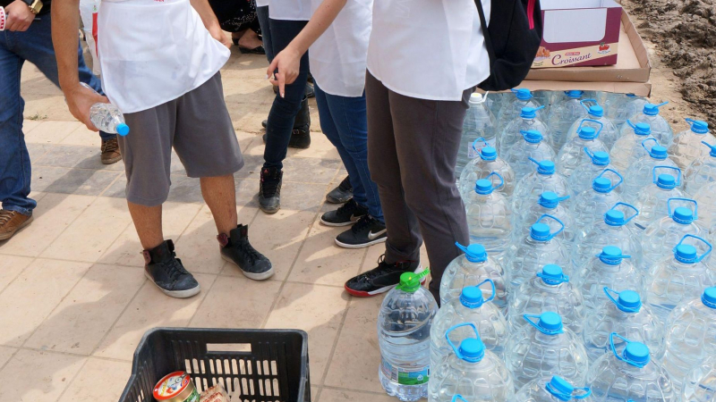 Минералната вода за доброволците в „Аспарухово“ е на свършване