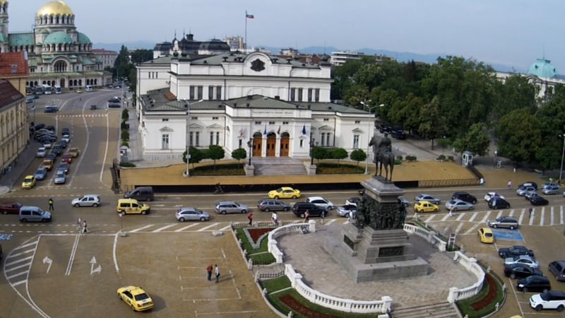 Заплаха за бомба затвори парламента