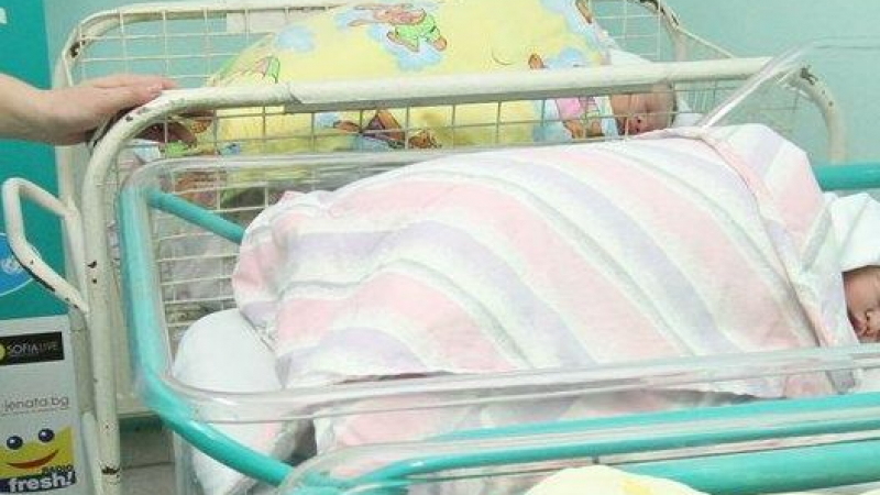 4-месечно бебе-близнак издъхна след продължителна кашлица