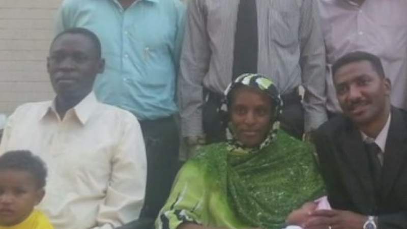 Осъдената на смърт суданка проговори: Родих окована в затвора