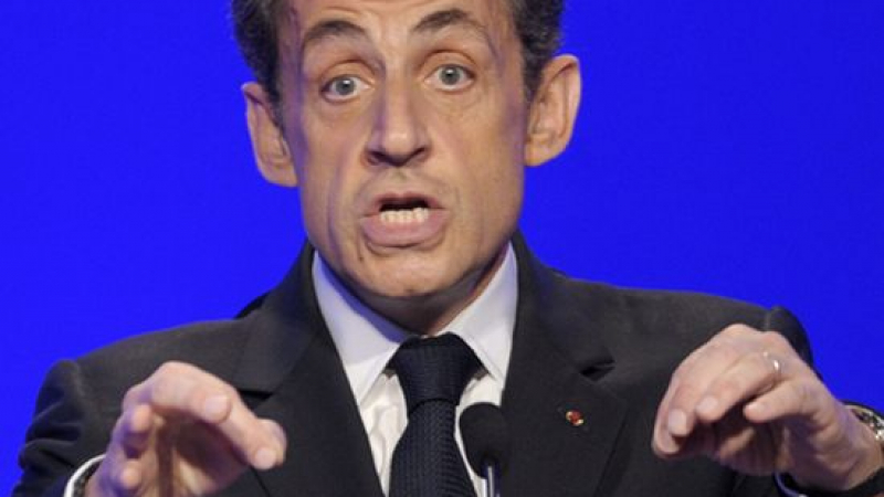 Тежко му: Погнаха Саркози, скандалът е голям