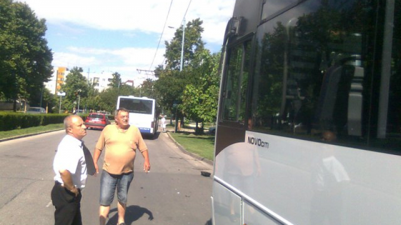 Джигити с автобуси се треснаха на спирка в Пловдив