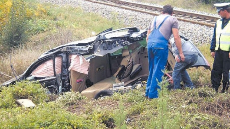 Влак смачка кола, шофьорът загина