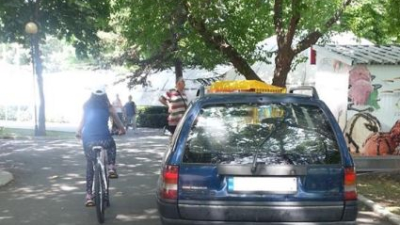 Нагли бургазлии подкараха колите си по велоалеята в Морската градина (СНИМКИ)