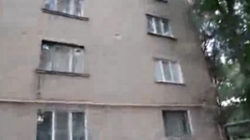 Снаряд влезе в жилищна сграда в Луганск (ВИДЕО)