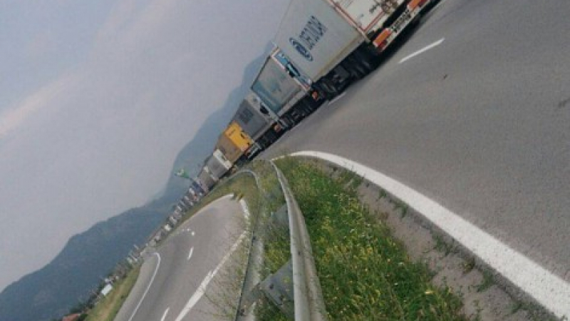 Километрична опашка от тирове блокира границата със Сърбия