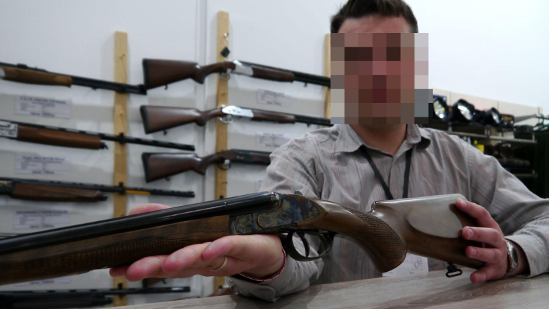 Разследват полицаи от КОС за бизнес с оръжия с изтекли разрешителни