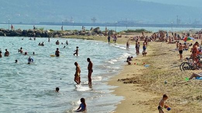 Затварят Офицерския плаж на Варна, водата бъкана с бактерии