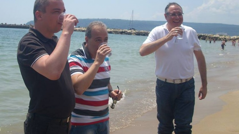 Зам.- министър, кмет и зам.-областен на Варна пиха вода от морето