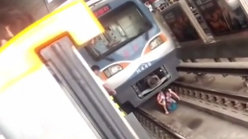 Ужас: Бременна падна под влака в метрото, оцеля (ВИДЕО 18+)