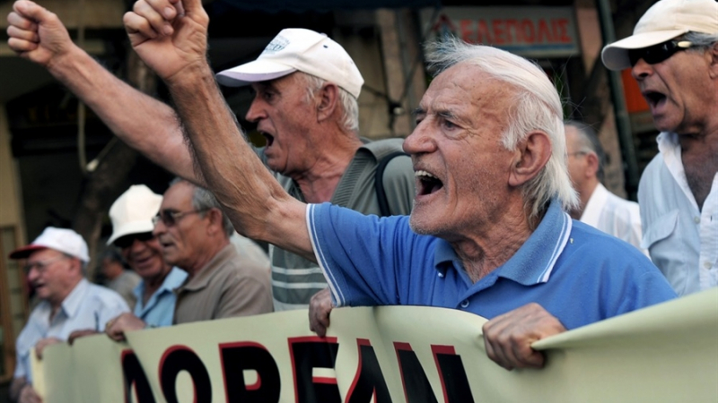 Пенсиите в Гърция паднаха под 1000 евро