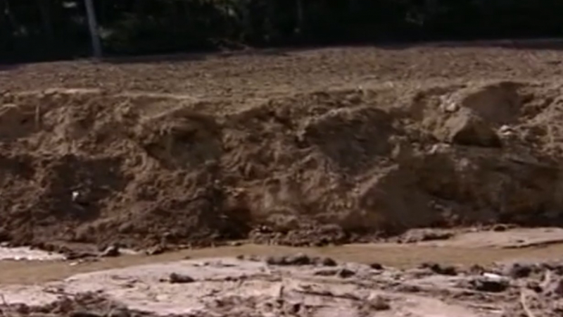 Наводнението продължава: Дренажните системи са запушени от тонове кал