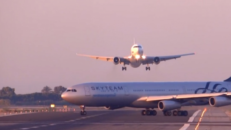 Пилоти на авиолайнер по виртуозен начин се спасиха от катастрофа в Барселона (ВИДЕО)
