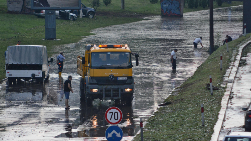 Доброволци отводниха кръстовището на НДК  (СНИМКИ)