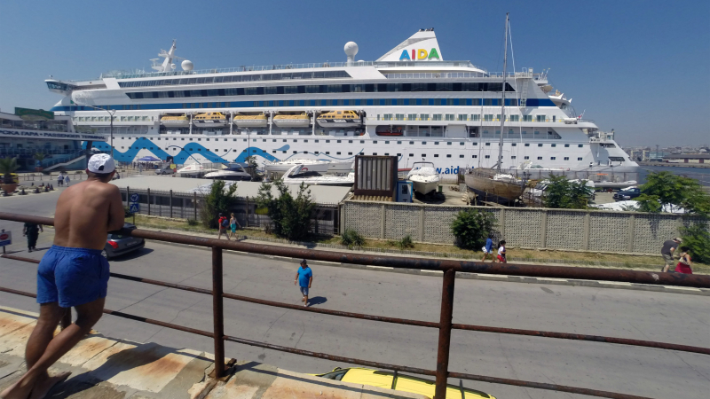 Над хиляда туристи се изсипаха във Варна с кораба на мечтите