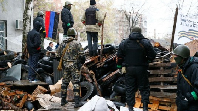 Снаряд гръмна до маршрутка в Луганск, остави двама на място