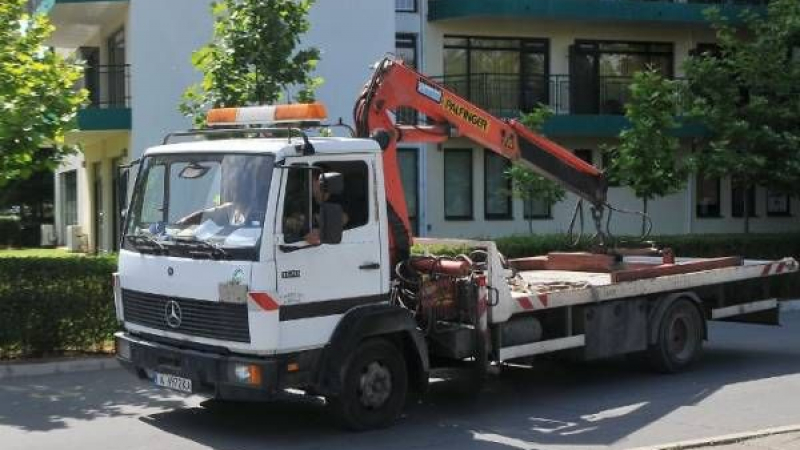Шофьор вилня и потроши бариера на наказателния паркинг в Приморско
