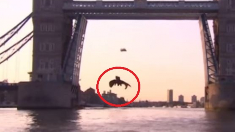 Огромен дракон прелетя през моста „Тауър“ в Лондон (ВИДЕО)