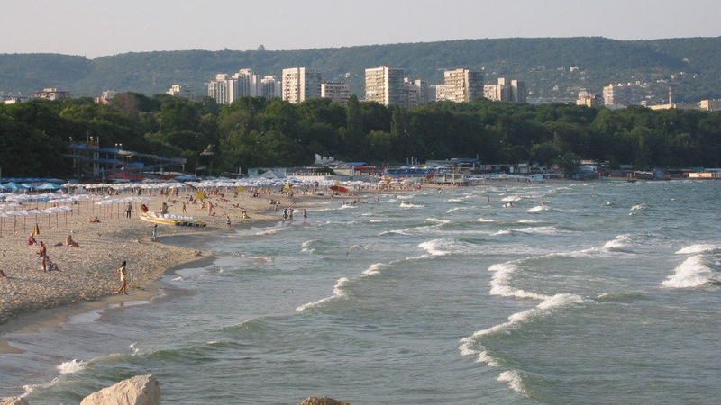 Забраната за къпане на Офицерския плаж във Варна остава